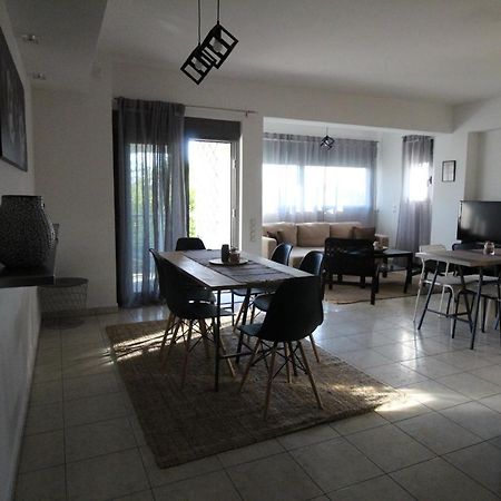 Lovely 2-Bedroom Apartment Athena Bagian luar foto