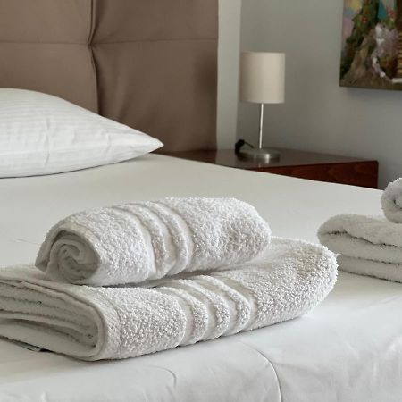 Lovely 2-Bedroom Apartment Athena Bagian luar foto